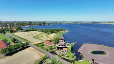 Hollanda, Friesland Langweer 'deki eski bir yel değirmeninden.