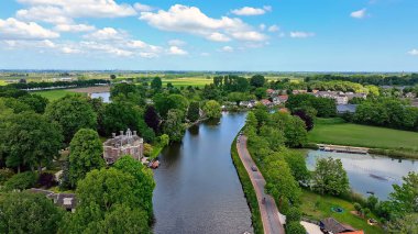 Hollanda 'da güzel bir yaz gününde Vecht nehrinden gelen hava.