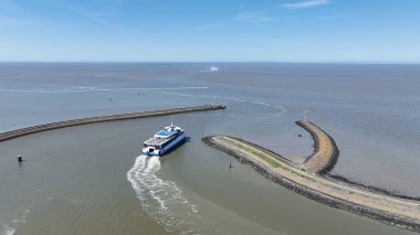 Feribottan Hollanda 'daki Harlingen' den Terschelling Adası 'na giden hava aracı.