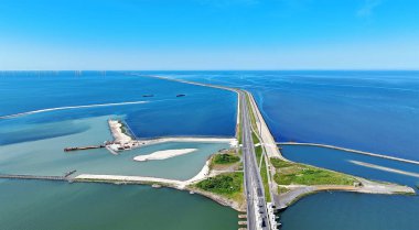 Hollanda 'daki Afsluitdijk adalarındaki balık göçü adalarından havadan.