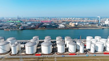 Hollanda 'daki Rotterdam limanındaki sanayi havacılığı.