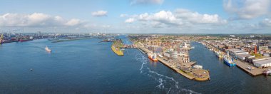 Hollanda 'daki Kuzey Denizi kanalında, IJmuiden limanından gelen hava manzarası.