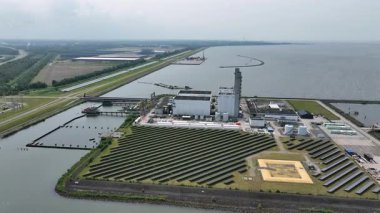 Hollanda 'daki Lelystad yakınlarındaki IJsselmeer' deki Prenses Maxima elektrik santralinden gelen hava aracı.