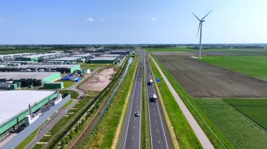 Hollanda 'nın solunda büyük bir veri merkezi bulunan Middenmeer' deki A7 otobanındaki hava aracı.