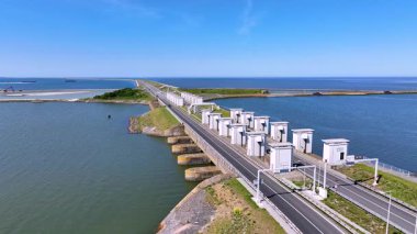 Hollanda 'daki Afsluitdijk' teki Lorenz kanallarından havadan alınan video.