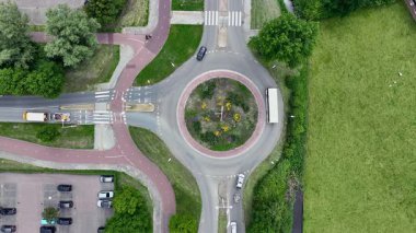  Hollanda 'daki dolambaçlı bir kavşağın havası.