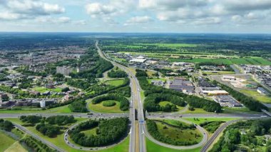 Hollanda 'daki Yonca Yaprağı Kavşağı' ndaki trafiğin hava görüntüsü.