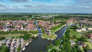 Hollanda, Friesland 'daki tarihi Dokkum kasabasından bir hava videosu.