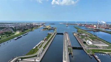 Hollanda 'daki Kuzey Denizi Kanalı' ndaki IJmuiden 'daki bacalarla birlikte limandan havadan.