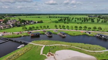 Hollanda 'daki Oudega Friesland' daki yüzen evlerin hava görüntüleri.
