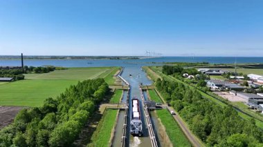 Hollanda, Lemmer Friesland 'daki Prenses Margriet kanalı boyunca giden bir yük gemisinden alınan hava görüntüsü.