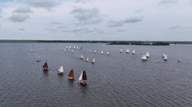 Friesland 'daki Heegermeer' de yelken açan Amiral 'in Hollanda Avrupa' daki hava videosu.