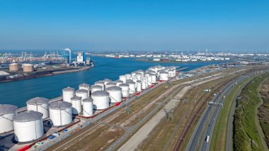 Hollanda 'nın Rotterdam limanındaki ağır sanayi havacılığı.