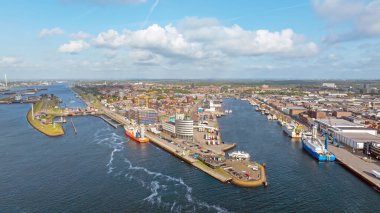 Hollanda 'nın IJmuiden limanındaki hava ve kanalları.