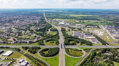 Hollanda 'daki yonca yaprağı kavşağındaki hava trafiği.