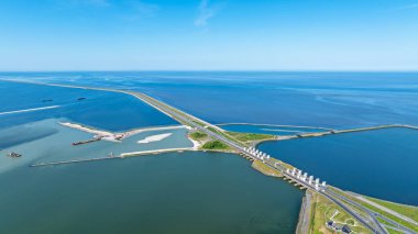 Hollanda 'daki Afsluitdijk' teki Lorentz sularından gelen hava, balık göçü için sığ ve kıyılarla bir nehrin doğal durumunu mümkün olduğunca yakından taklit etmek amacıyla..