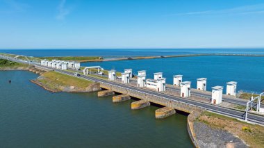Hollanda 'daki Afsluitdijk' teki Lorenz kanallarından gelen hava.