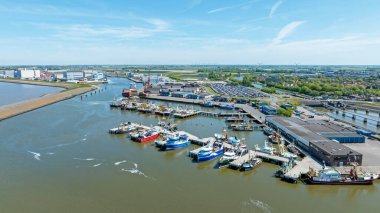 Hollanda, Friesland, Harlingen 'deki balıkçı limanından havadan.