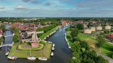 Hollanda, Friesland 'daki tarihi Dokkum şehrinin klibi.