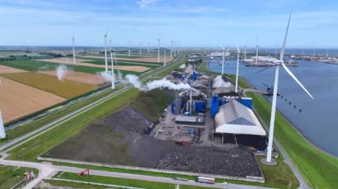 Hollanda 'daki Eemshaven' daki bir geri dönüşüm şirketinin klibi.