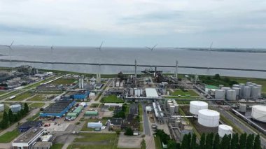 Hollanda 'daki Delftzijl yakınlarındaki sanayi havacılığı
