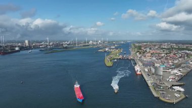 IJmuiden yakınlarındaki sanayiden ve Hollanda 'daki Kuzey Denizi kanalından havadan.