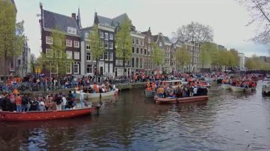 AMSTERDAM, NETHERLANDS - 27 Nisan 2025: Hollanda 'nın Amsterdam kanallarında yerel halk krallar gününü kutluyor