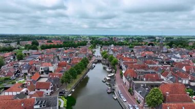Hollanda, Friesland 'daki tarihi Dokkum kasabasından bir hava videosu.