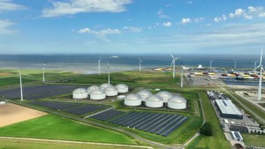 Hollanda 'daki Eemshaven' da endüstriden bir hava klibi.