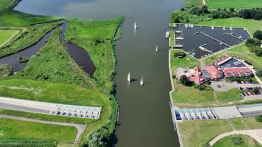 Hollanda 'daki Koudum yakınlarındaki Galamadammen' den havadan.