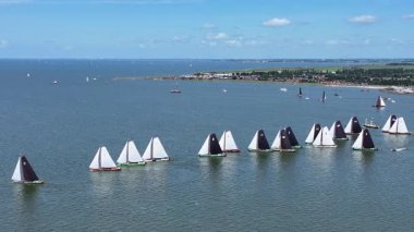 Hollanda, Friesland 'daki Stavoren yakınlarındaki IJsselmeer' de bulunan skutsjessilen hava filminden.
