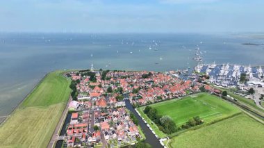 Hollanda 'nın IJsselmeer kentindeki tarihi Hindeloopen kasabasından bir hava videosu.