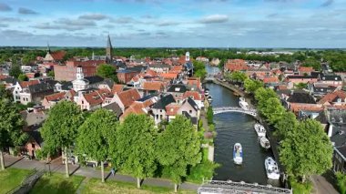 Hollanda, Friesland 'daki tarihi Dokkum kasabasından bir hava videosu.