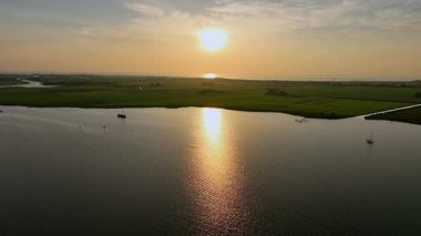 Hollanda, Friesland 'daki Koudum yakınlarındaki De Morra Gölü' nden havadan görüntüler.