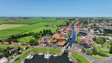 Hollanda, Friesland 'daki Gertrudis kilisesi ile tarihi Workum kasabasından gelen hava aracı.