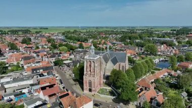 Hollanda, Friesland 'daki Gertrudis kilisesi ile tarihi Workum kasabasından gelen hava aracı.