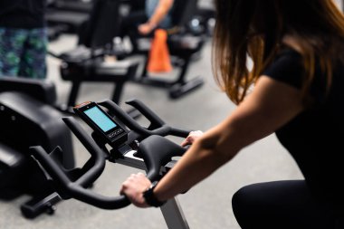 Eğitim malzemelerini kullanan bir antrenörle jimnastik konsepti. Uzun saçlı eğitimli bir kızın portresi yok.