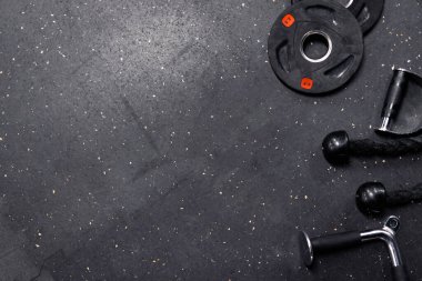 Spor salonu konsepti, halat ve dambıl gibi eğitim ekipmanları, siyah köpük zeminde halat. Boş alanı kopyalayan en iyi görünüm