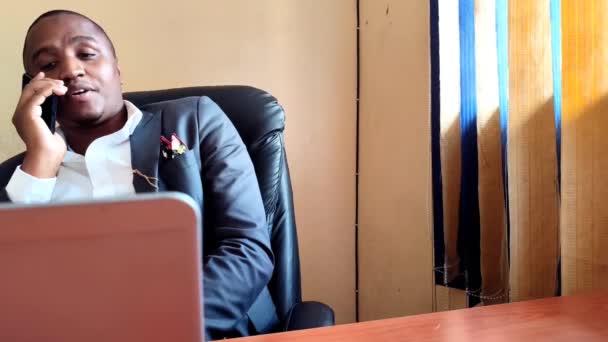 Young Businessman Phone Having Conversation Explaining Wearing Suit Sitted Office — Stock Video