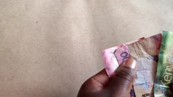 Afrikanische Hände Zählen Kenianische Banknoten Bestätigen Dass Sie Dann Eine — Stockvideo