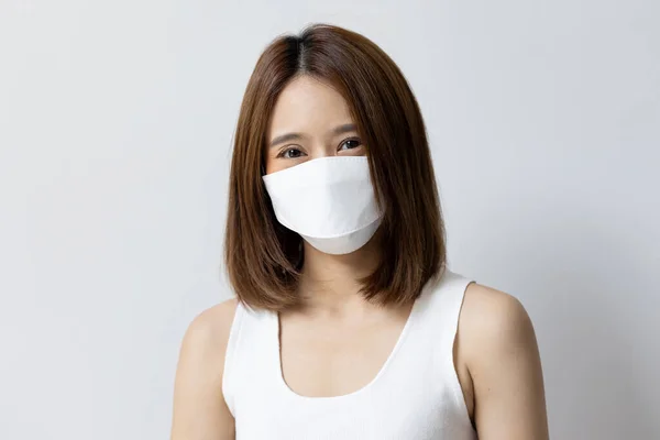 快乐的女人戴着白色的面罩来预防季节性流感和沙尘污染 — 图库照片