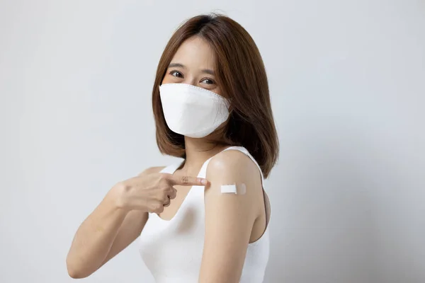 Zaszczepiona Azjatycka Młoda Kobieta Maską Twarzy Wskazującą Szczepiony Bandaż — Zdjęcie stockowe