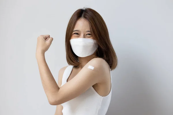 Saludable Feliz Completamente Vacunado Asiático Joven Mujer Usando Mascarilla — Foto de Stock