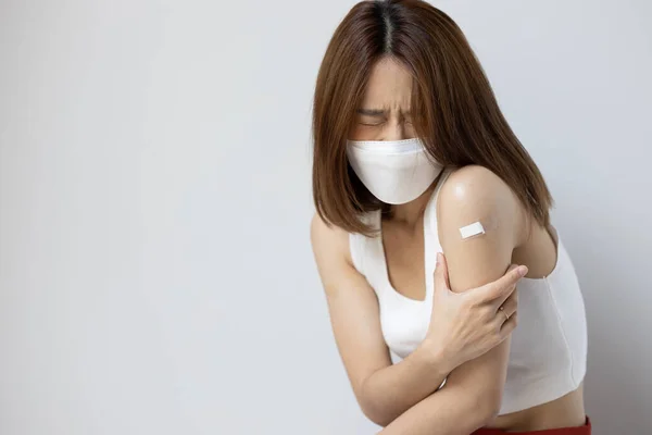 Obraz Zaszczepionej Azjatki Noszącej Maskę Twarzy Efektem Ubocznym Szczepieniu Szczepionką — Zdjęcie stockowe