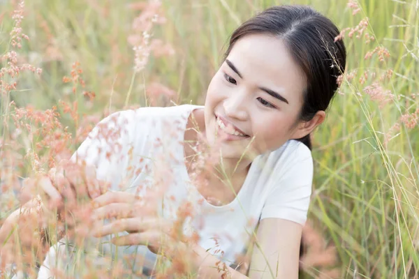 Feliz Sorrindo Leste Asiático Mulher Verão Livre — Fotografia de Stock