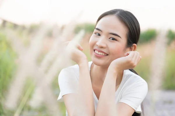 Mutlu Gülümseyen Doğu Asyalı Kadın Yazın Açık Havada — Stok fotoğraf