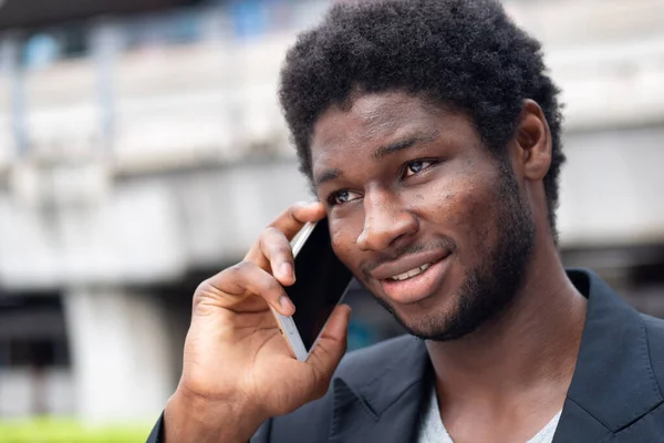 Glücklich Lächelnder Afrikanischer Geschäftsmann Spricht Verhandelt Smartphone — Stockfoto