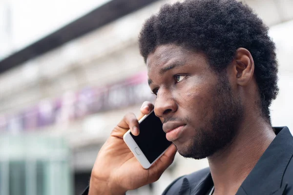 Homem Negócios Africano Sério Conversando Negociando Smartphone — Fotografia de Stock