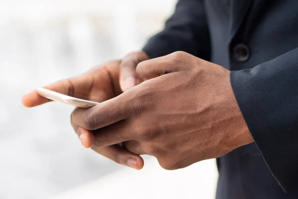 Рука Африканського Бізнесмена Допомогою Мобільного Смартфона — стокове фото