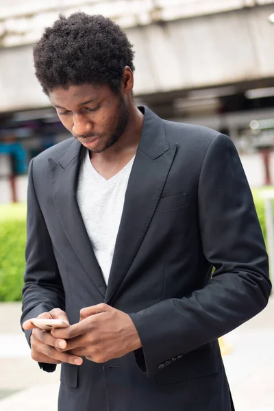 Африканский Бизнесмен Помощью Мобильного Приложения Смартфонов — стоковое фото